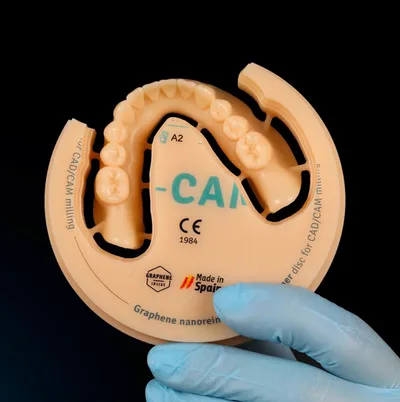 Disco G-CAM com uma arcada dentária fresada no próprio material