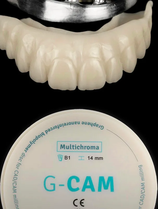 Disco G-CAM Multichroma ao lado de uma prótese sob luz de estúdio